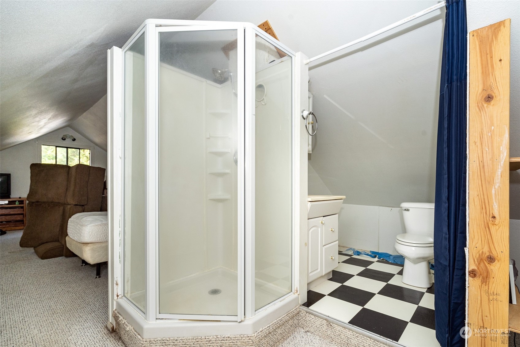 504 Brockway Road Chehalis, WA 98532 - Photo 12 of 40 a bathroom with a sink and a mirror