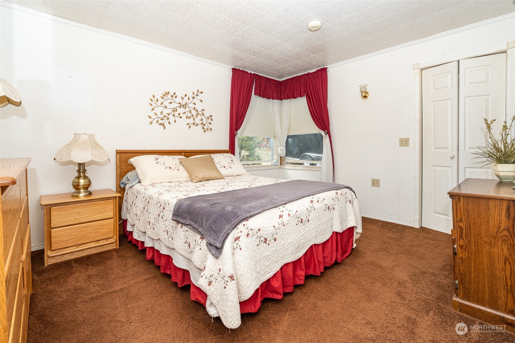 504 Brockway Road Chehalis, WA 98532 - Photo 9 of 40 a bedroom with a bed and a dresser