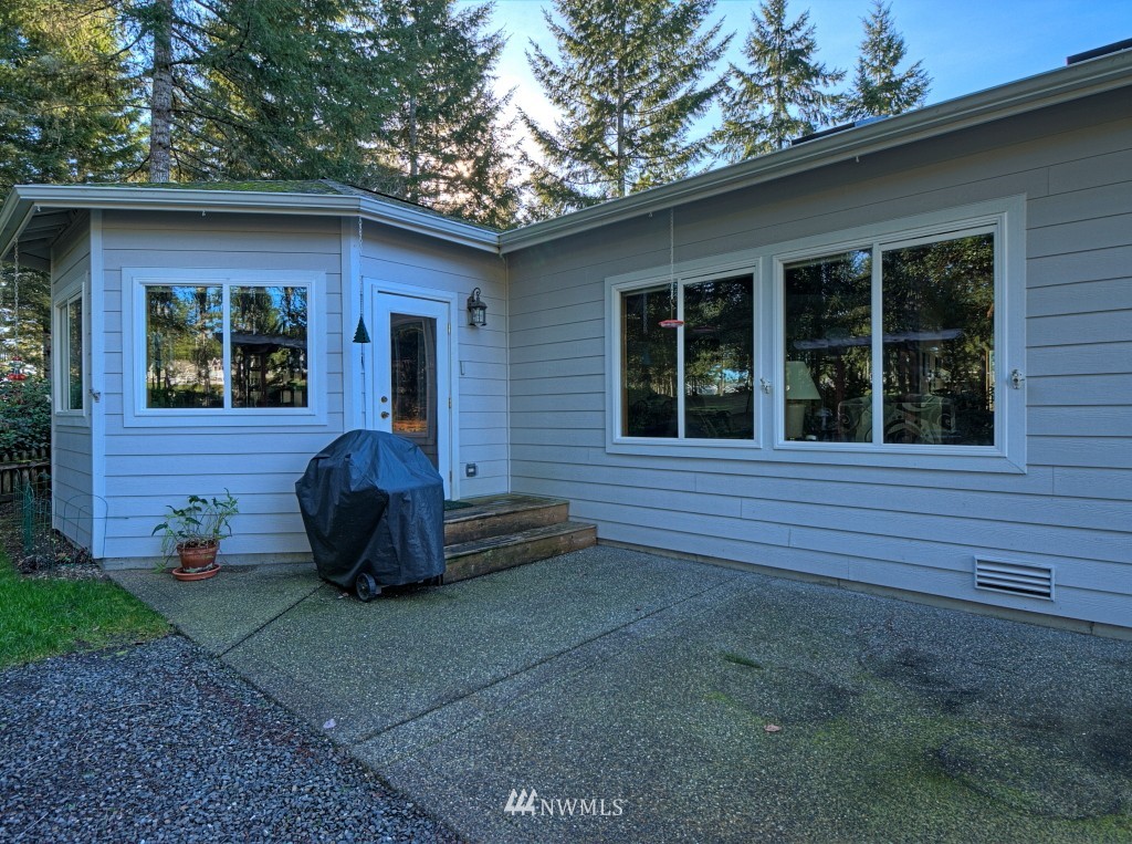 650 East Soderberg Road Allyn, WA 98524 - Photo 18 of 21 Gallery Image 18