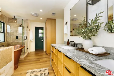 $2,595,000 | 2101 Tondolea Lane, La Canada Flintridge, CA 91011