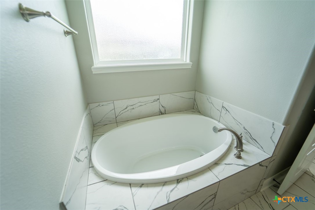 113 Terra Vista Ranch Road Victoria, TX 77904 - Photo 20 of 27 a bathroom with a bathtub