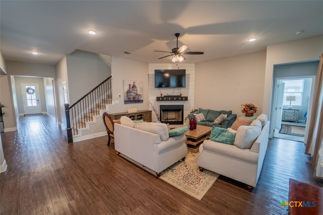 113 Terra Vista Ranch Road Victoria, TX 77904 - Photo 4 of 27 a living room with furniture and a wooden floor