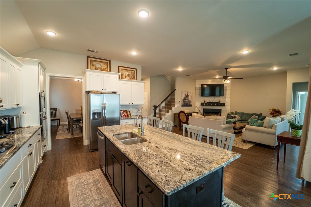 113 Terra Vista Ranch Road Victoria, TX 77904 - Photo 10 of 27 a large kitchen with lots of counter space