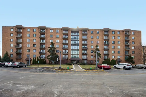 $250,000 | 1727 West Crystal Lane, Unit 311, Mount Prospect, IL 60056