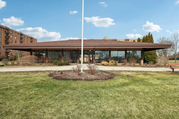 a view of big yard with a house