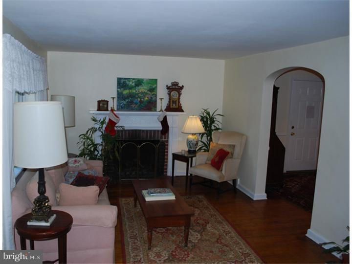 312 Burton Road Oreland, PA 19075 - Photo 9 of 18 Living Room