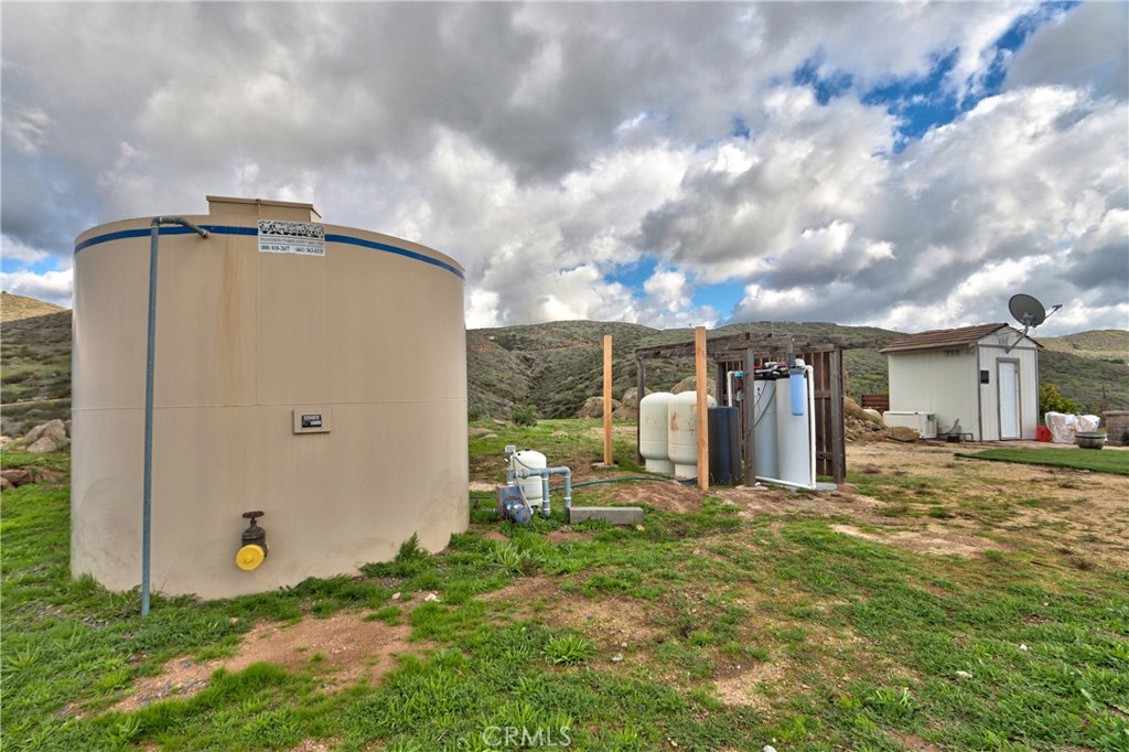 40105 Voyager Road Hemet, CA 92544 - Photo 21 of 27 a backyard of a house with table and chairs