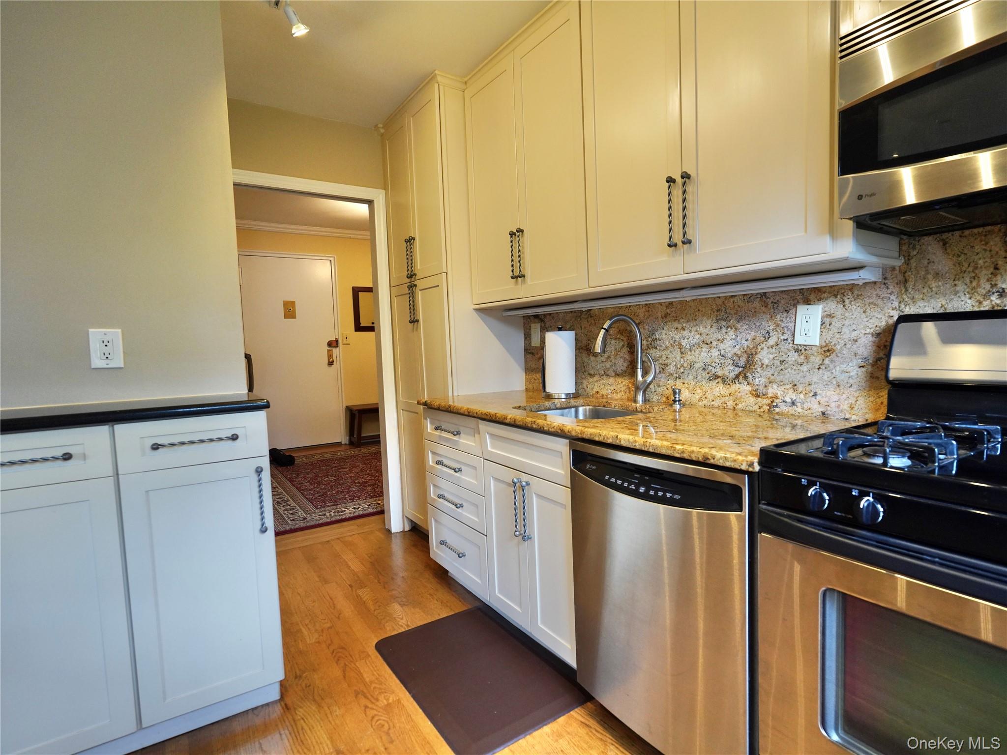 50 Brompton Road, Unit 3C Great Neck, NY 11021 - Photo 13 of 32
