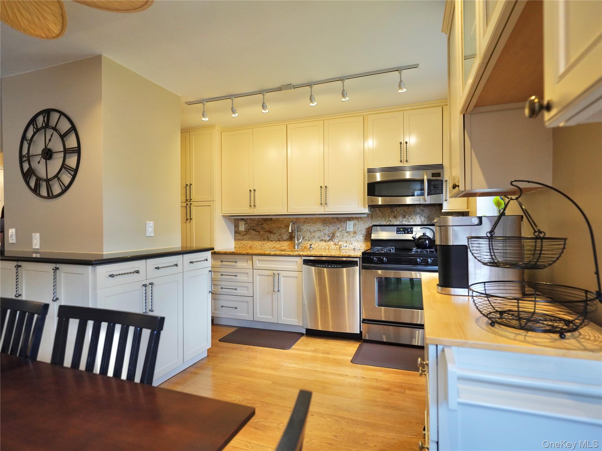 50 Brompton Road, Unit 3C Great Neck, NY 11021 - Photo 14 of 32