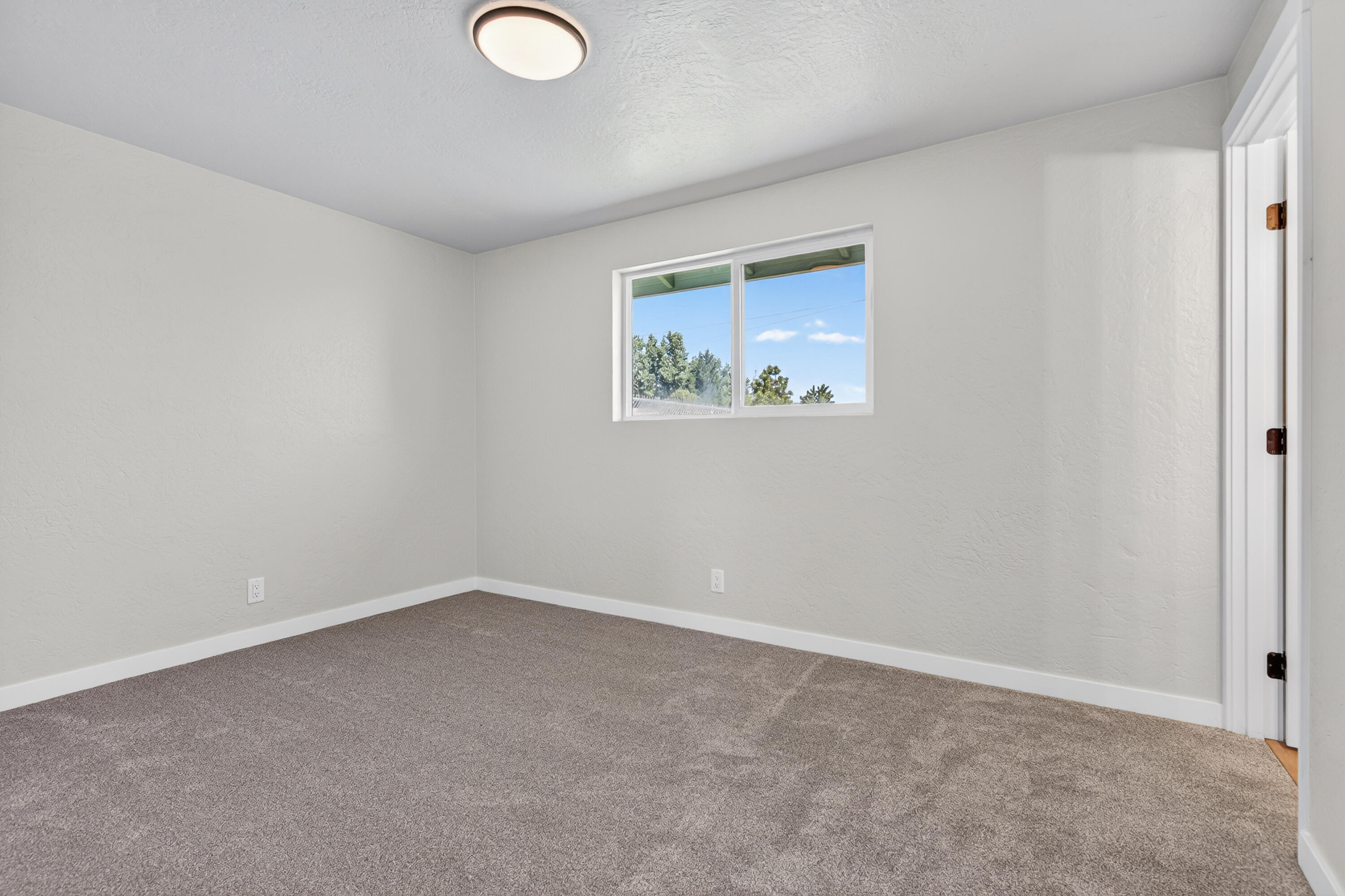 550 Experiment Station Road Medford, OR 97501 - Photo 18 of 27 an empty room with windows