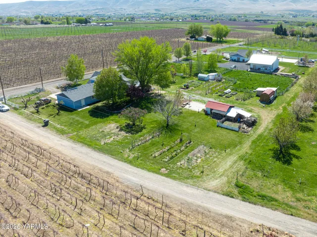a view of a houses with backyard