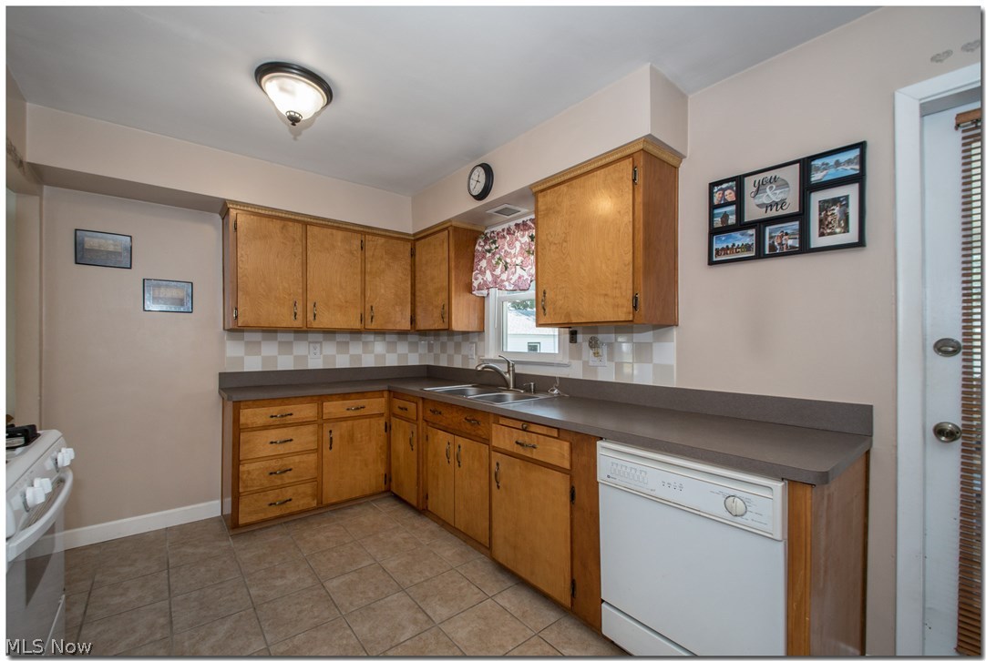 670 Pendley Road Willowick, OH 44095 - Photo 4 of 18