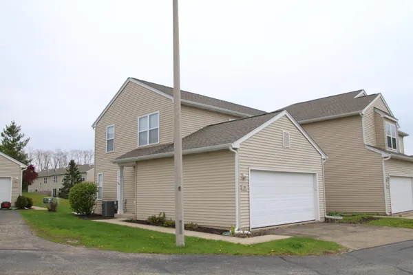 $255,500 | 1400 Hunters Ridge Drive, Unit 20, Genoa City, WI 53128