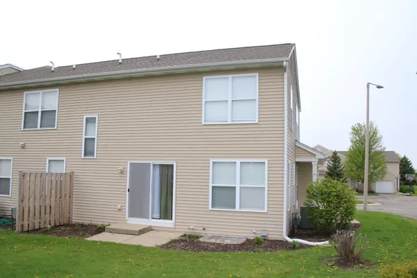 $255,500 | 1400 Hunters Ridge Drive, Unit 20, Genoa City, WI 53128