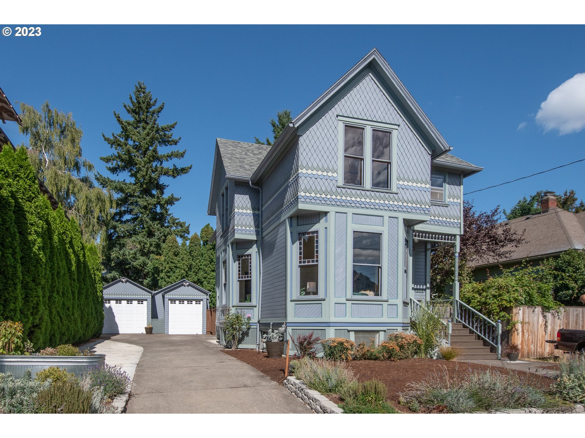 a view of front of a house with a yard