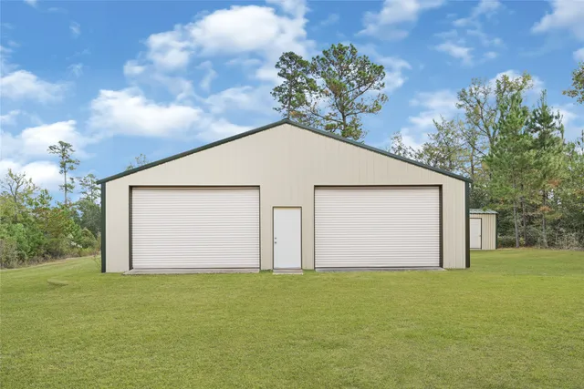 a view of a house with backyard and garden