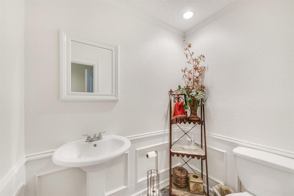 7204 Debbe Drive Dallas, TX 75252 - Photo 19 of 40 a bathroom with a sink mirror and vanity