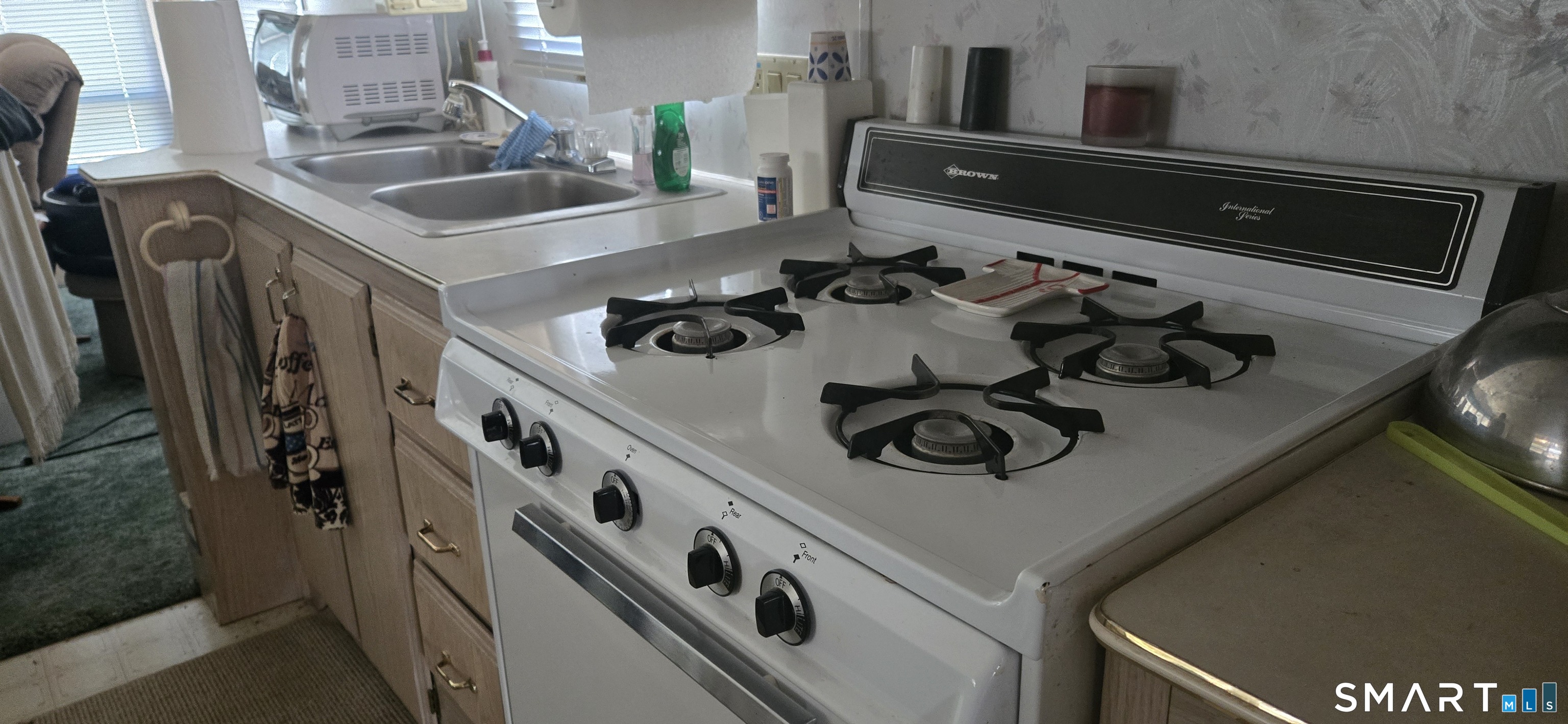306 Old Colchester Road, Unit 126 Salem, CT 06420 - Photo 5 of 22 a kitchen with a stove and a refrigerator