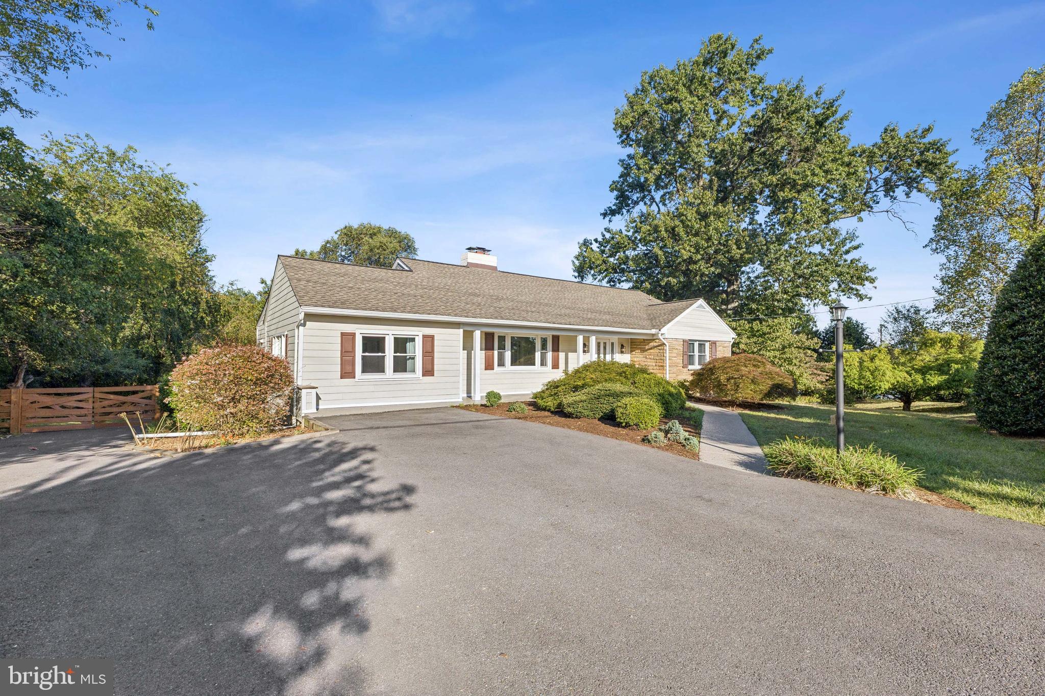 22810 Ridge Road Clarksburg, MD 20871 - Photo 44 of 44 a front view of a house with a garden
