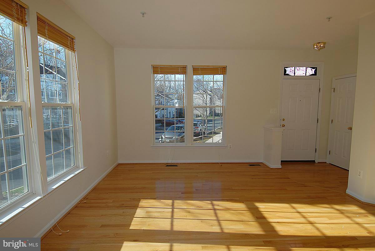 13950 Lullaby Road Germantown, MD 20874 - Photo 5 of 25 Living Room