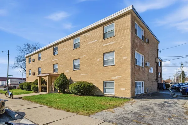 $89,000 | 5470 South Archer Avenue, Unit 3B, Chicago, IL 60638