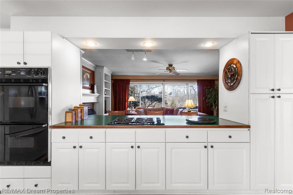 33477 Quaker Valley Road Farmington Hills, MI 48331 - Photo 11 of 23