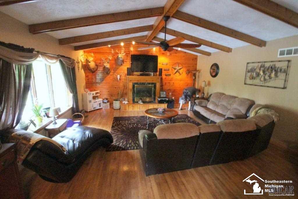 24040 Otter Road New Boston, MI 48164 - Photo 5 of 32 Lodge-like living room