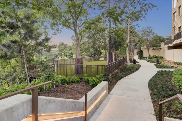 $1,075,000 | 1000 Uptown Park Boulevard, Unit 93, Houston, TX 77056