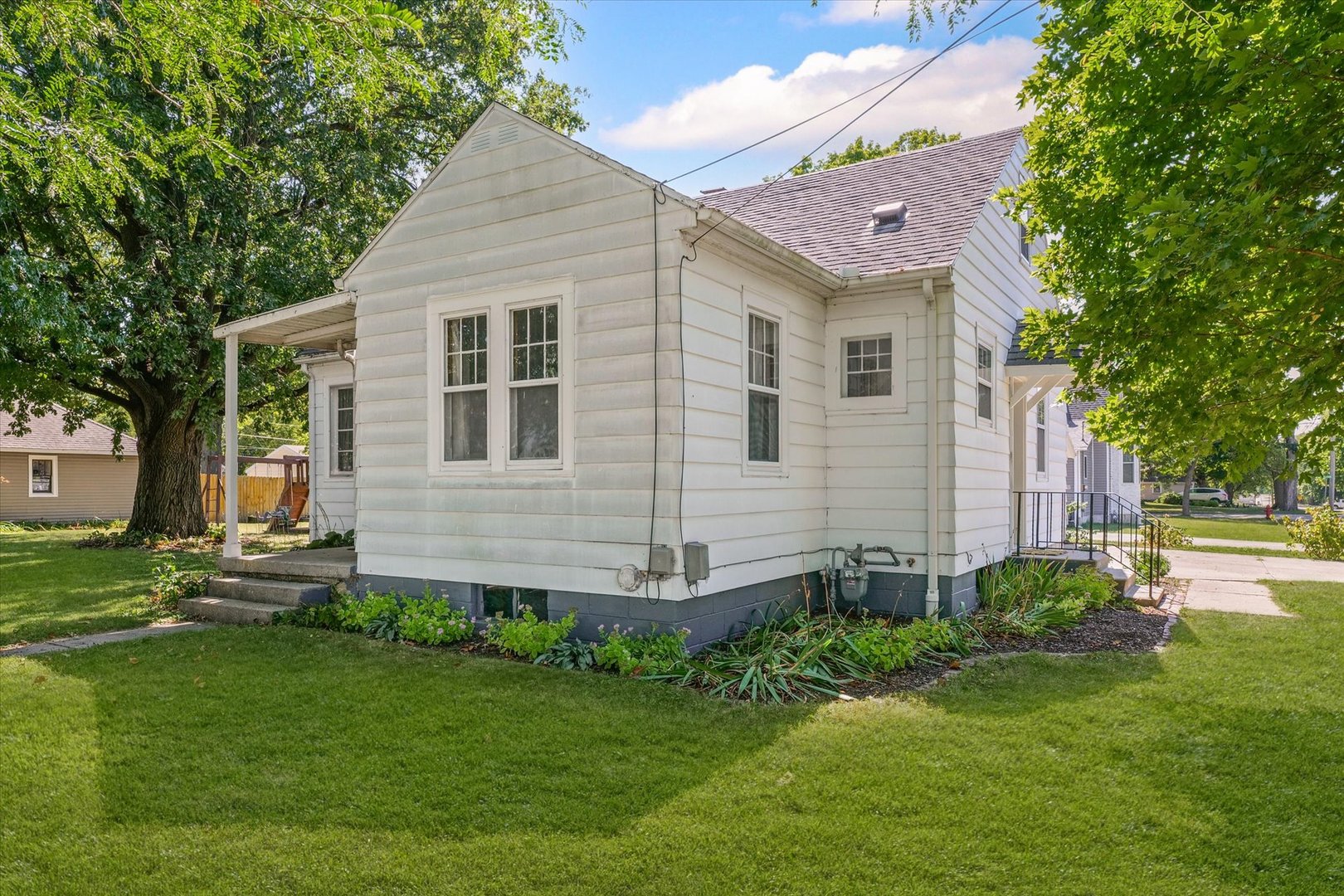 319 West Bond Street Monticello, IL 61856 - Photo 2 of 34 a front view of a house with a garden and plants