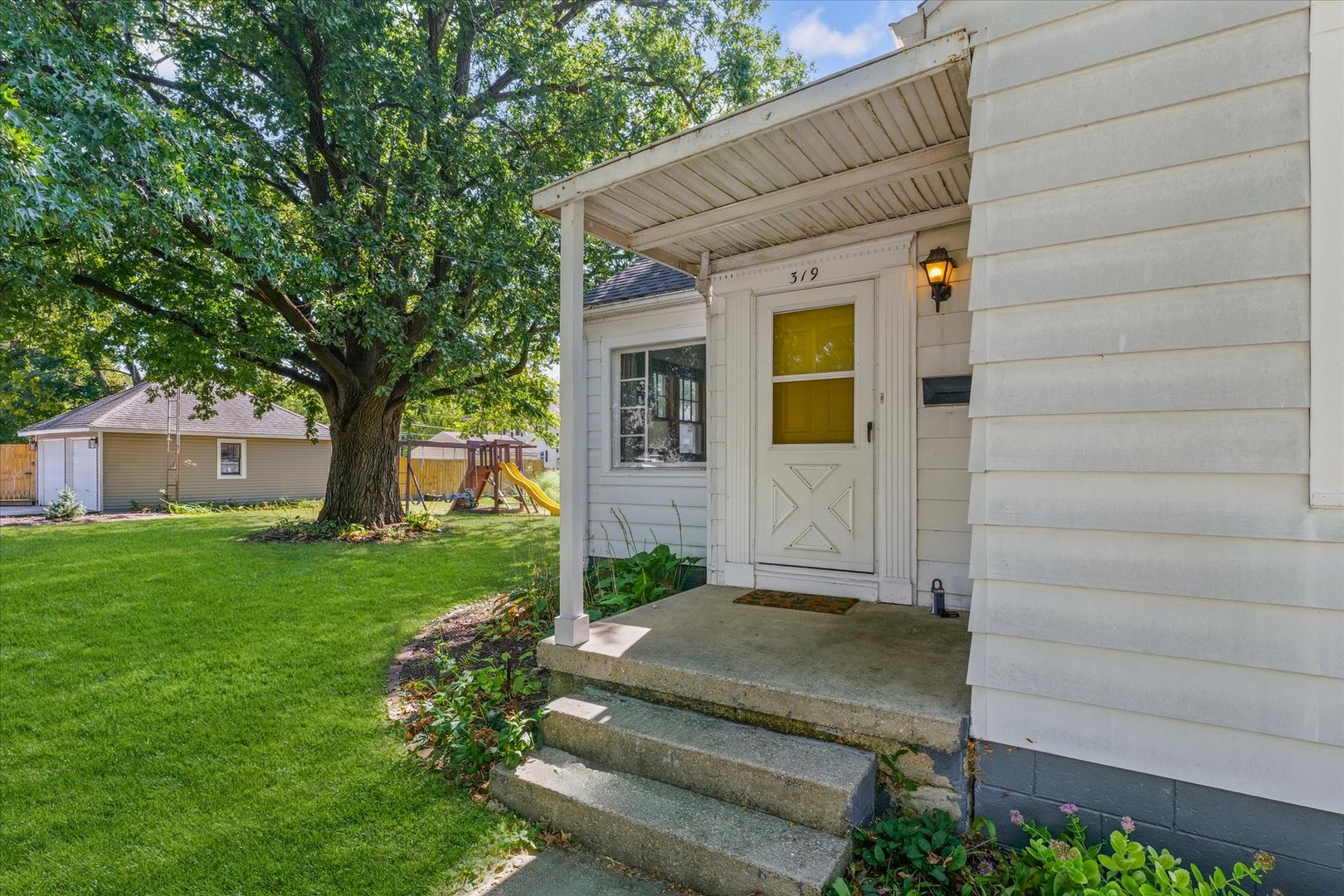319 West Bond Street Monticello, IL 61856 - Photo 4 of 34 a view of a house with a small garden