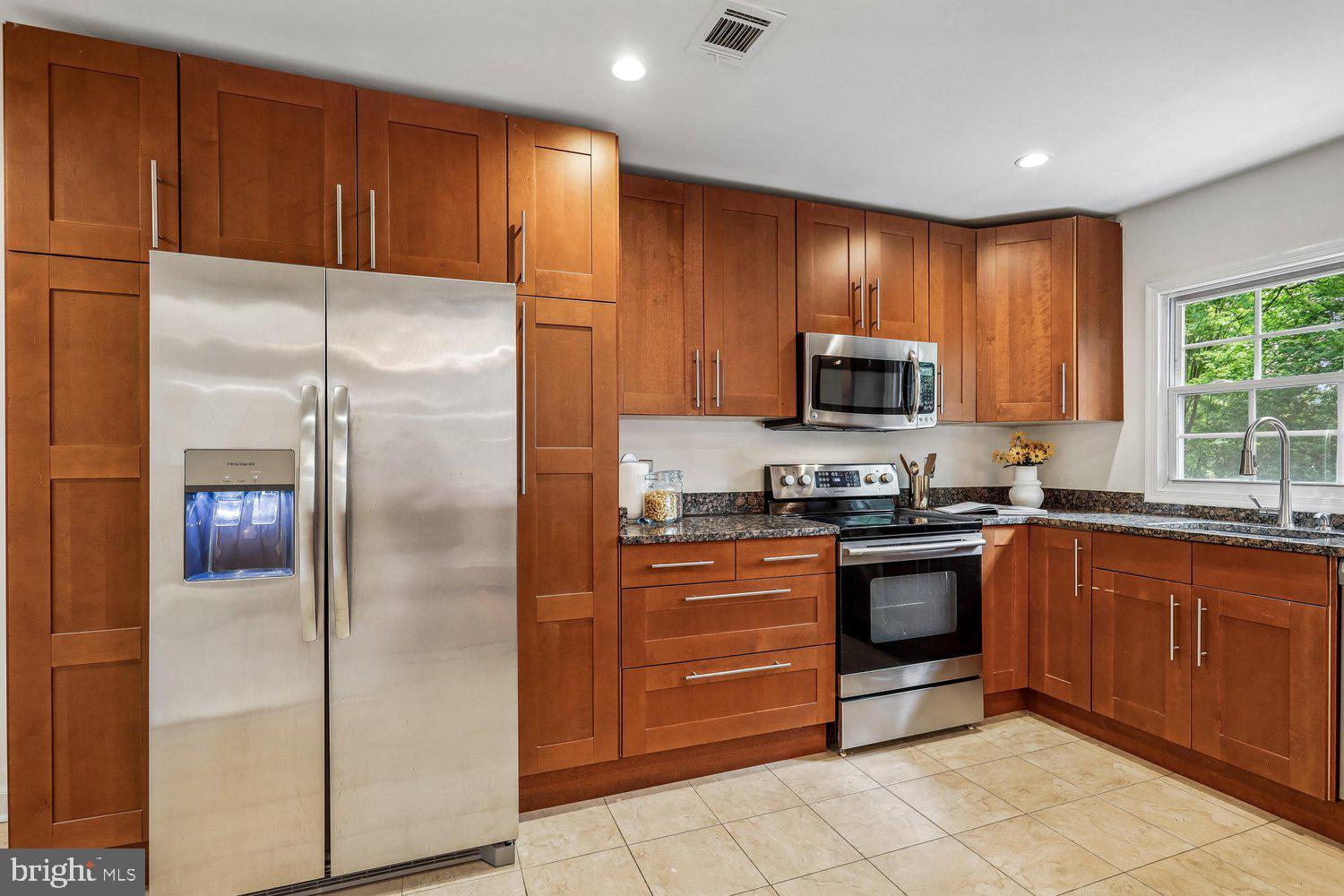 1851 Wainwright Drive Reston, VA 20190 - Photo 9 of 44 Kitchen