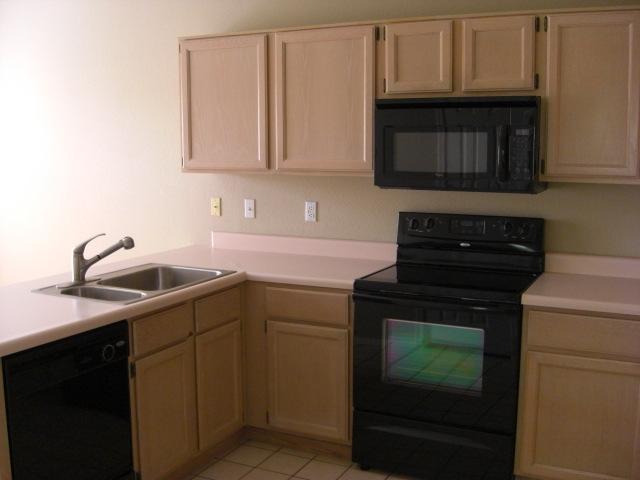 4159 East Cassia Way Phoenix, AZ 85044 - Photo 6 of 9 KITCHEN
