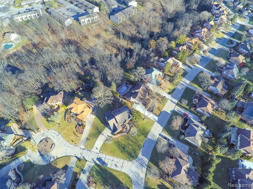 3140 Quail Ridge Circle Rochester, MI 48309 - Photo 6 of 45 Located on an extra large Corner Lot of a quiet Cul-de-sac.