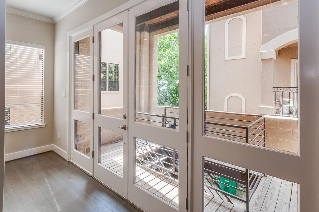 650 Birdsall Street Houston, TX 77007 - Photo 2 of 29 Front door w/ lots of natural light