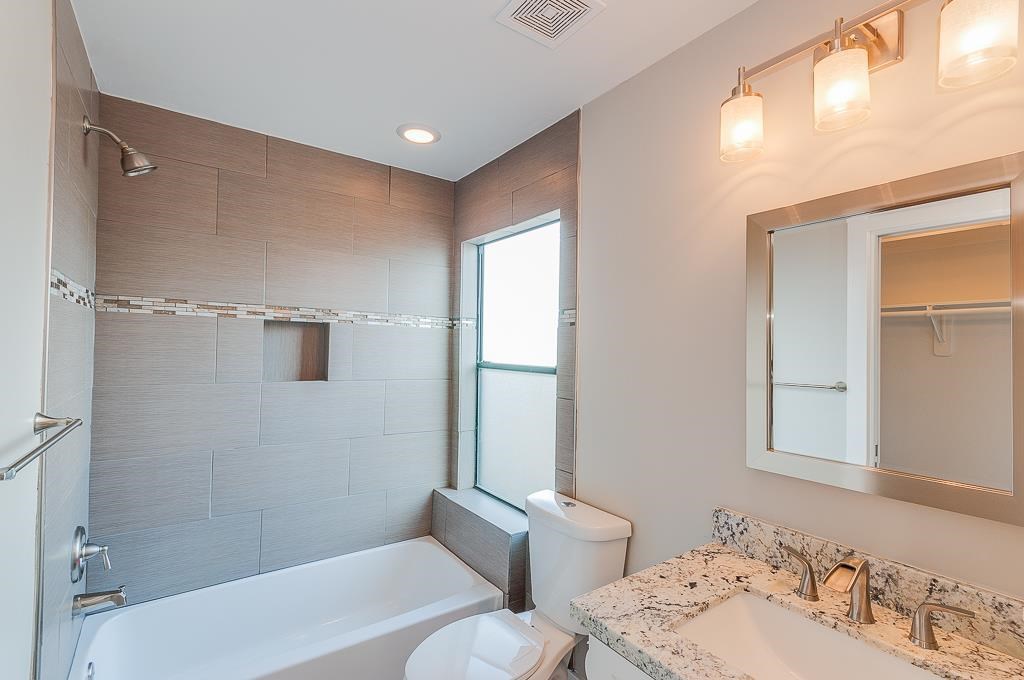 650 Birdsall Street Houston, TX 77007 - Photo 21 of 29 Bathroom 2 w/ shower tub combo and granite counter tops