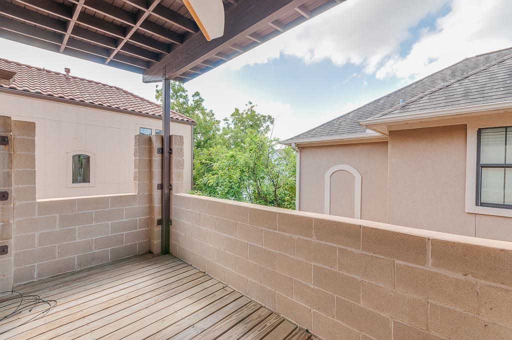 650 Birdsall Street Houston, TX 77007 - Photo 22 of 29 Balcony w/ pergola on the 3rd floor