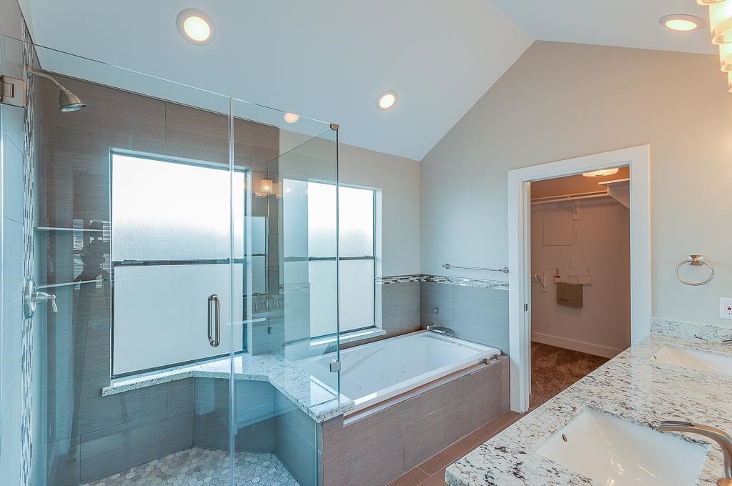 650 Birdsall Street Houston, TX 77007 - Photo 28 of 29 Primary bath w/ stand up shower and separate tub
