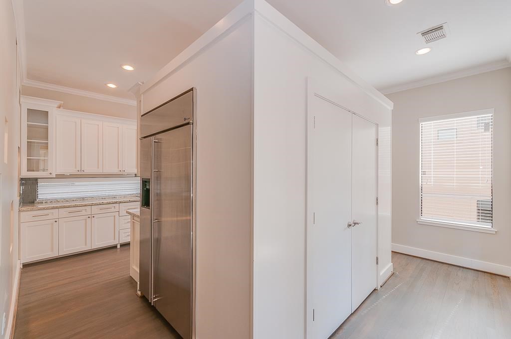 650 Birdsall Street Houston, TX 77007 - Photo 3 of 29 Kitchen w/ built in fridge