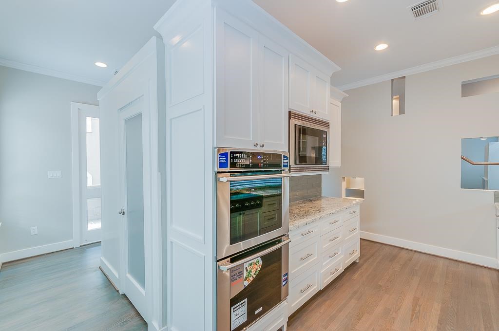 650 Birdsall Street Houston, TX 77007 - Photo 6 of 29 Double oven and built in microwave. Door to the left is the half bath