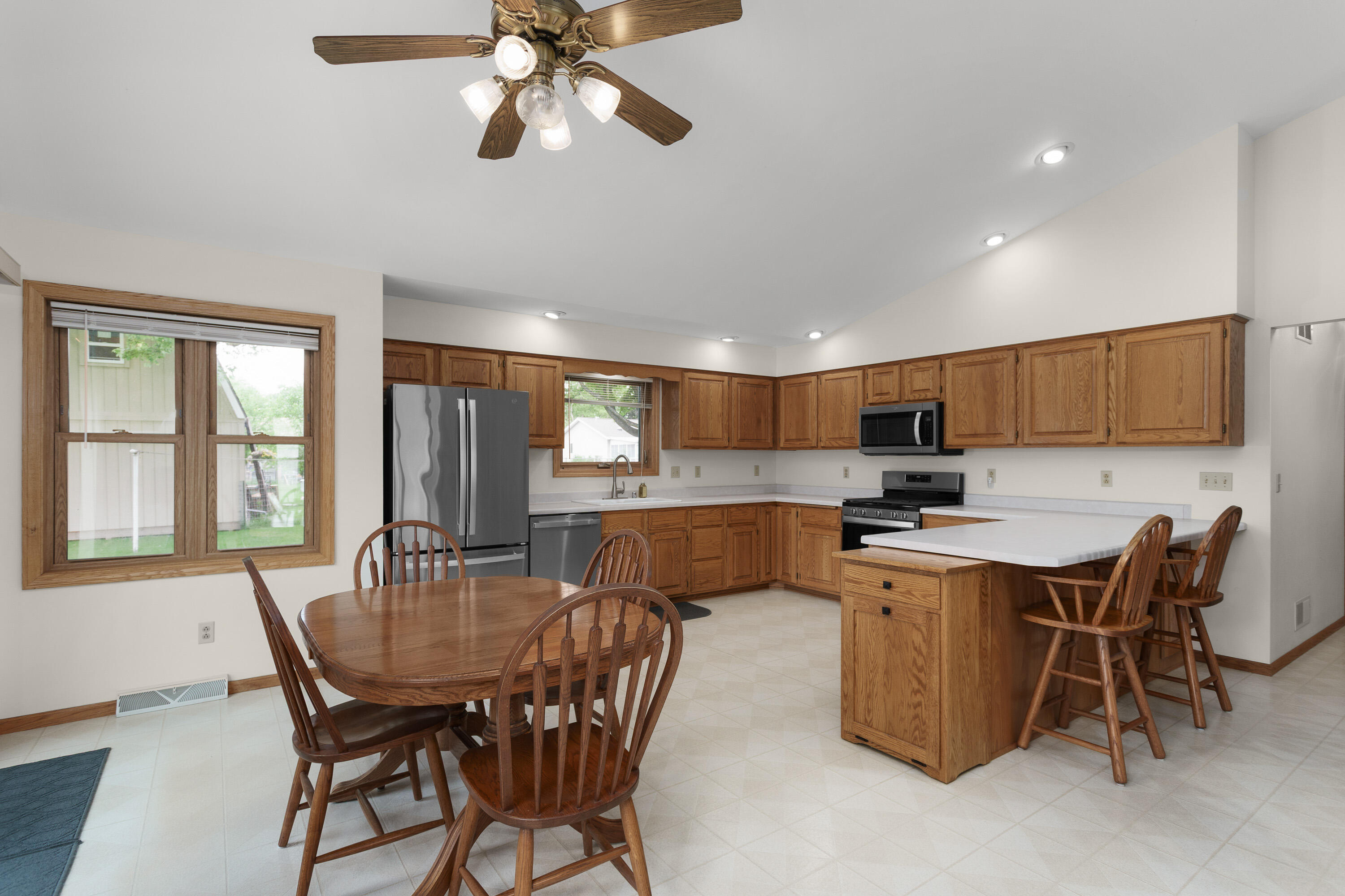 706 Woodbridge Trail Watertown, WI 53094 - Photo 10 of 38 Dine-in kitchen