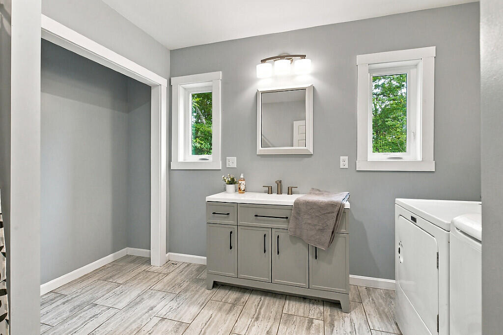 194 Roberts Shore Road Liberty, ME 04949 - Photo 26 of 33 Full Bath up vanity