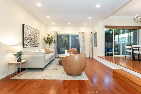 $1,225,000 | 817 10th Street, Unit 104, Santa Monica, CA 90403