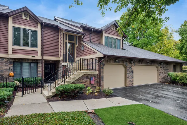 $485,000 | 1015 Braemoor Drive, Unit 1015B, Downers Grove, IL 60515