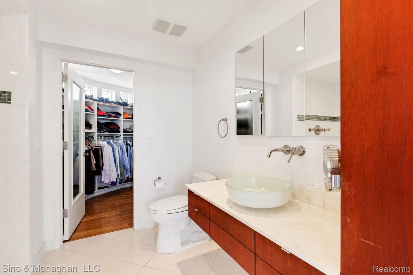 10 Provencal Road Grosse Pointe, MI 48236 - Photo 53 of 94 10-provencal-master bath to men walk in closet.jpg