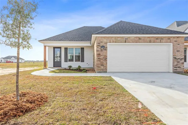 $299,000 | 3044 Southern Trace Dr Lake, Lake Charles, LA 70607