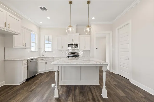 $299,000 | 3044 Southern Trace Dr Lake, Lake Charles, LA 70607