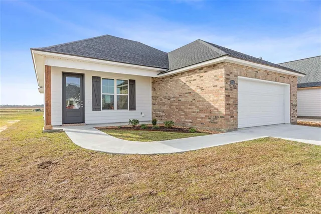 $299,000 | 3044 Southern Trace Dr Lake, Lake Charles, LA 70607