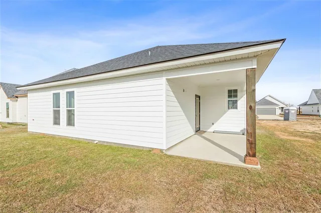 $299,000 | 3044 Southern Trace Dr Lake, Lake Charles, LA 70607