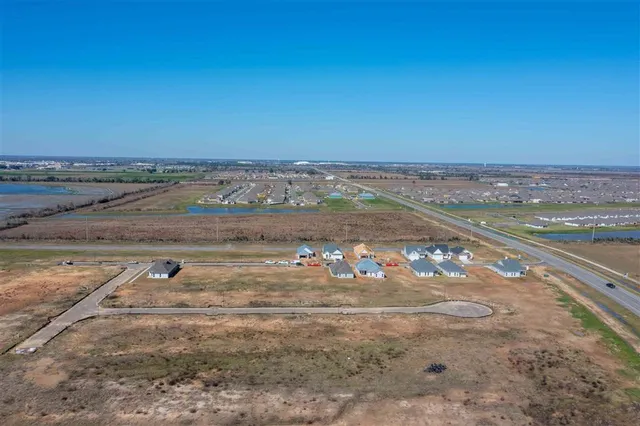 $299,000 | 3044 Southern Trace Dr Lake, Lake Charles, LA 70607