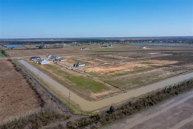 $299,000 | 3044 Southern Trace Dr Lake, Lake Charles, LA 70607